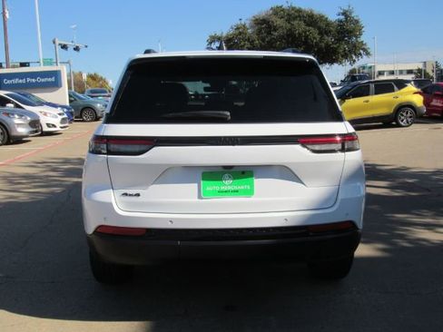 Used 2025 Jeep Grand Cherokee Altitude image 7