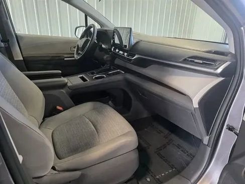 Used 2021 Toyota Sienna LE image 9