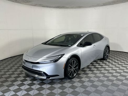 Used 2023 Toyota Prius XLE FWD image 7