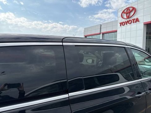 Used 2024 Chrysler Pacifica Touring-L image 17