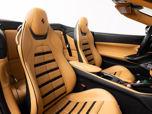 Used 2019 Ferrari Portofino RWD image 70