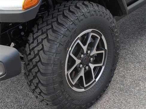 Used 2025 Jeep Gladiator Rubicon w/ Safety Group AWD/4WD image 35