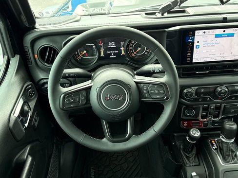 Used 2025 Jeep Gladiator Mojave AWD/4WD image 24