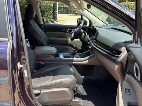 Used 2025 Kia Carnival FWD image 12
