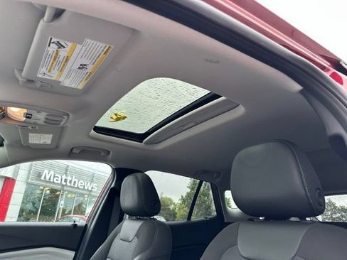 Used 2024 Chevrolet Trax LT w/ Sunroof Package FWD image 12