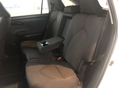 Used 2023 Toyota Highlander L image 9