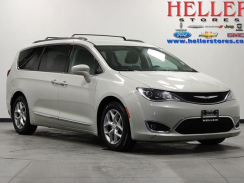 Used 2017 Chrysler Pacifica Touring-L Plus w/ Tire & Wheel Group image 1