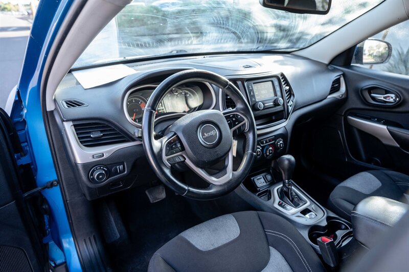 Used 2018 Jeep Cherokee Latitude w/ Altitude Package FWD image 9
