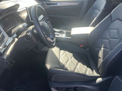 Used 2025 Volkswagen Atlas Cross Sport SE image 30