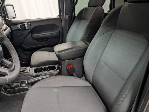 Used 2023 Jeep Gladiator Sport AWD/4WD image 10