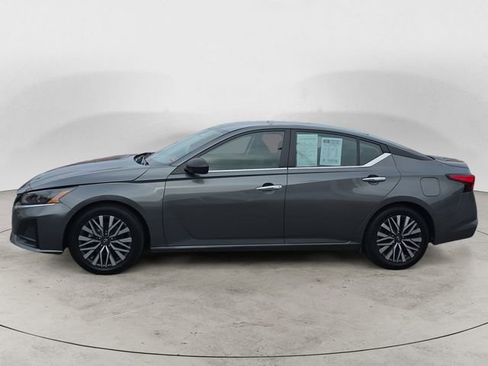 Used 2024 Nissan Altima 2.5 SV image 2