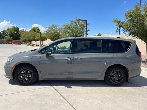 Used 2023 Chrysler Pacifica Limited w/ S Appearance Package FWD image 9