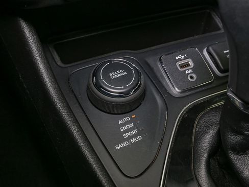 Used 2020 Jeep Cherokee Limited image 37