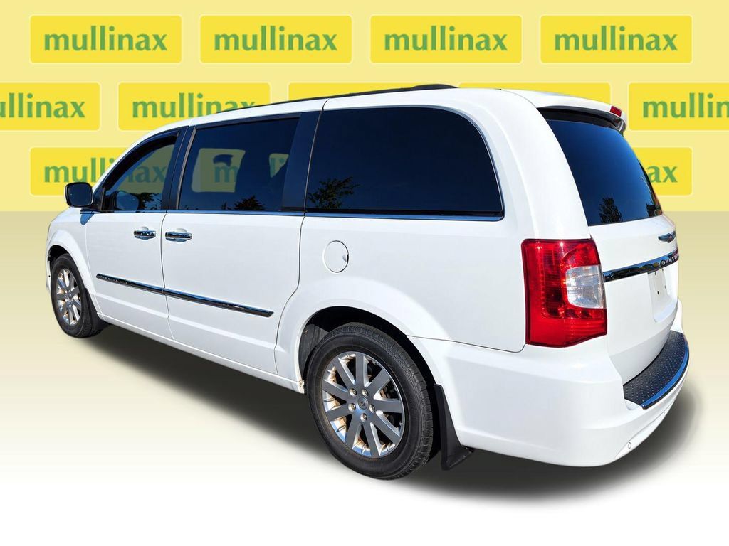 Used 2016 Chrysler Town & Country Touring w/ Driver Convenience Group FWD image 10