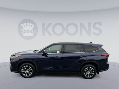 Used 2022 Toyota Highlander XLE image 2