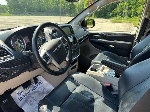Used 2012 Chrysler Town & Country Touring w/ Entertainment Group #1 FWD image 11
