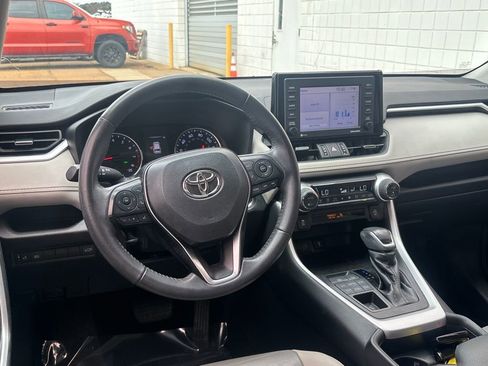 Used 2021 Toyota RAV4 XLE Premium image 4