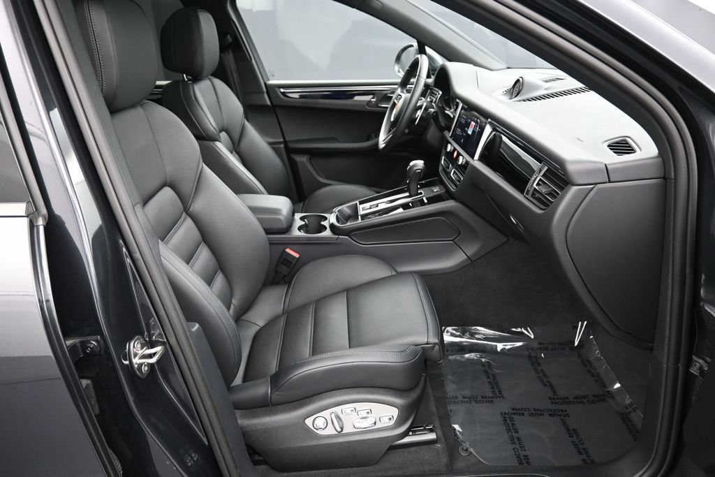 Certified 2026 Porsche Macan AWD/4WD image 30