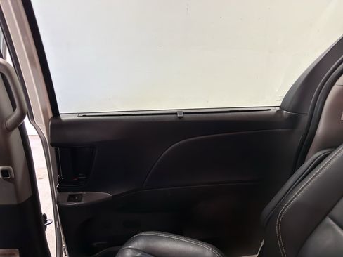 Used 2018 Toyota Sienna SE Premium FWD image 24