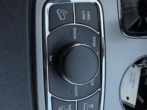Used 2020 Jeep Grand Cherokee Overland AWD/4WD image 31