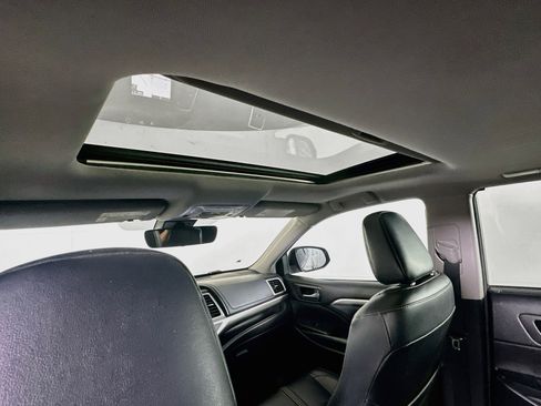 Used 2018 Toyota Highlander SE FWD image 27
