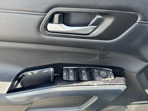Used 2025 Nissan Pathfinder SL AWD/4WD image 9