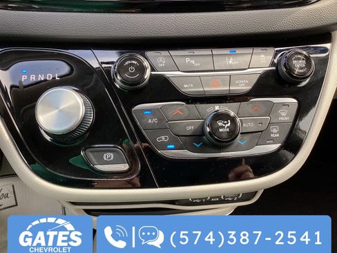 Used 2024 Chrysler Pacifica Touring-L image 25