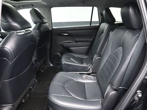 Used 2023 Toyota Highlander XLE FWD image 24
