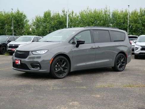 Used 2025 Chrysler Pacifica Limited FWD image 2