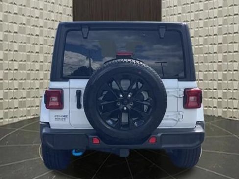 Used 2023 Jeep Wrangler Unlimited Sahara w/ Cold Weather Group AWD/4WD image 8