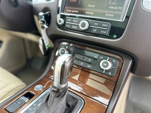 Used 2015 Volkswagen Touareg Sport image 19