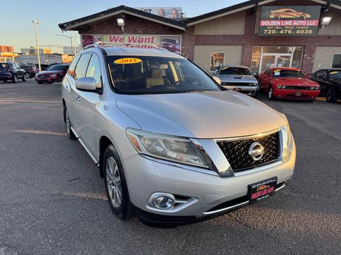 Used 2015 Nissan Pathfinder SV image 2