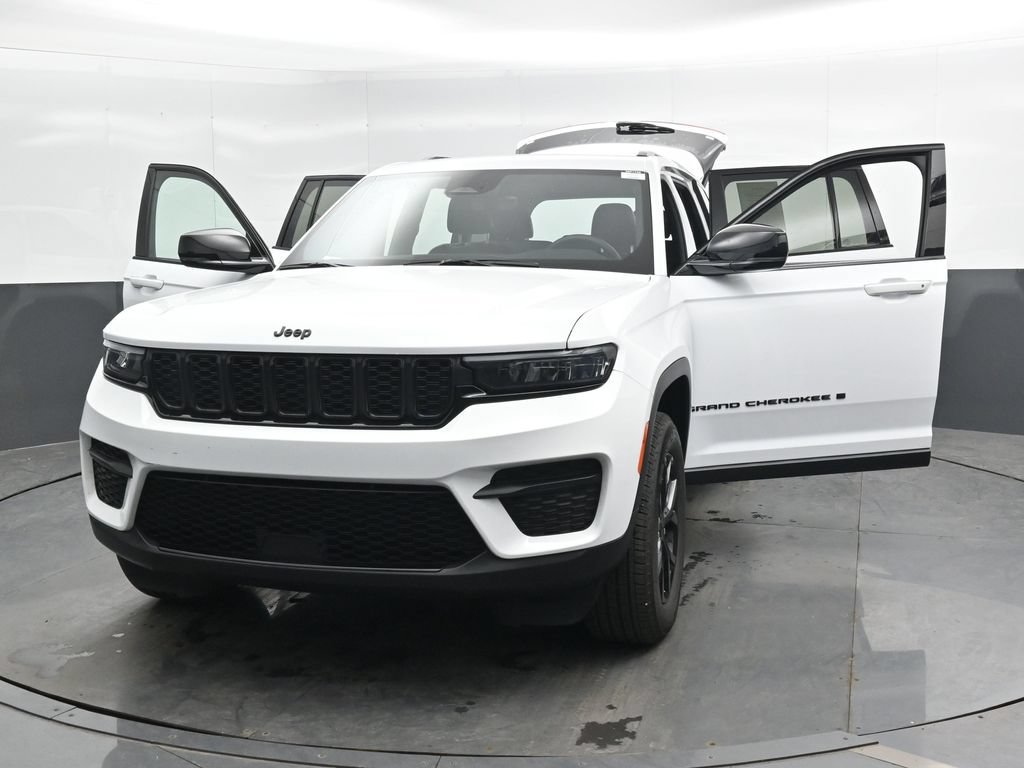 Used 2025 Jeep Grand Cherokee Altitude AWD/4WD image 45