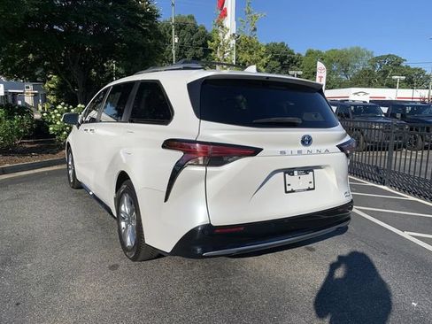 Used 2023 Toyota Sienna Limited FWD image 6