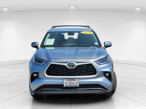 Used 2021 Toyota Highlander LE FWD image 2
