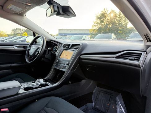 Used 2019 Ford Fusion SE FWD image 19