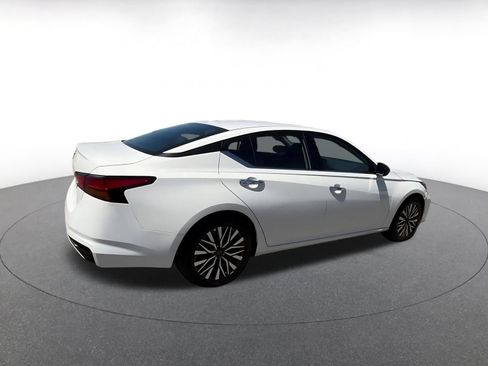 Used 2025 Nissan Altima 2.5 SV FWD image 15