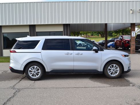 Used 2022 Kia Carnival LX image 3