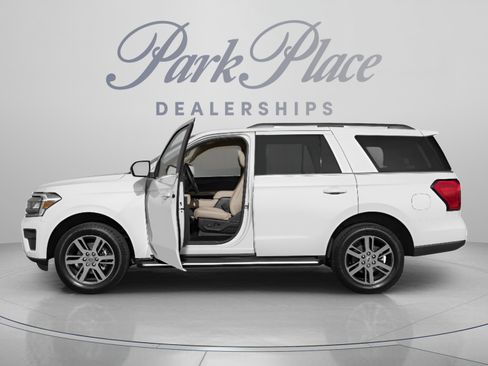 Used 2023 Ford Expedition XLT RWD image 2