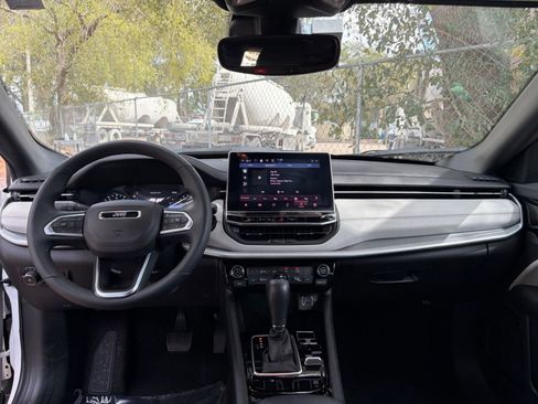 Used 2025 Jeep Compass Limited image 29