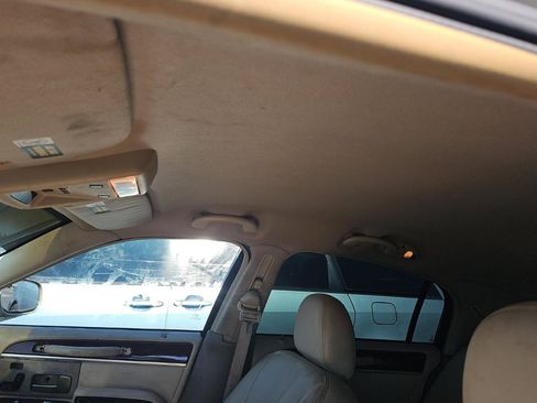 Used 2004 Lincoln Town Car Signature RWD image 11