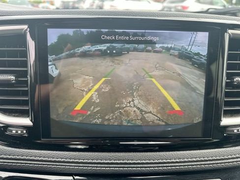 Used 2023 Chrysler Pacifica Touring-L FWD image 16