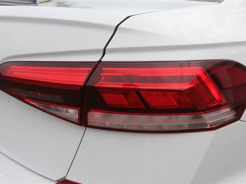 Used 2022 Volkswagen Passat 2.0T FWD image 13