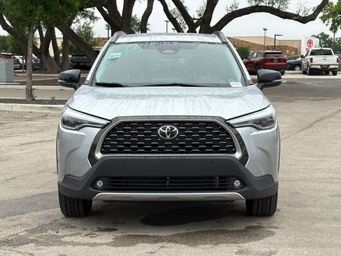 Used 2025 Toyota Corolla Cross XLE FWD image 2