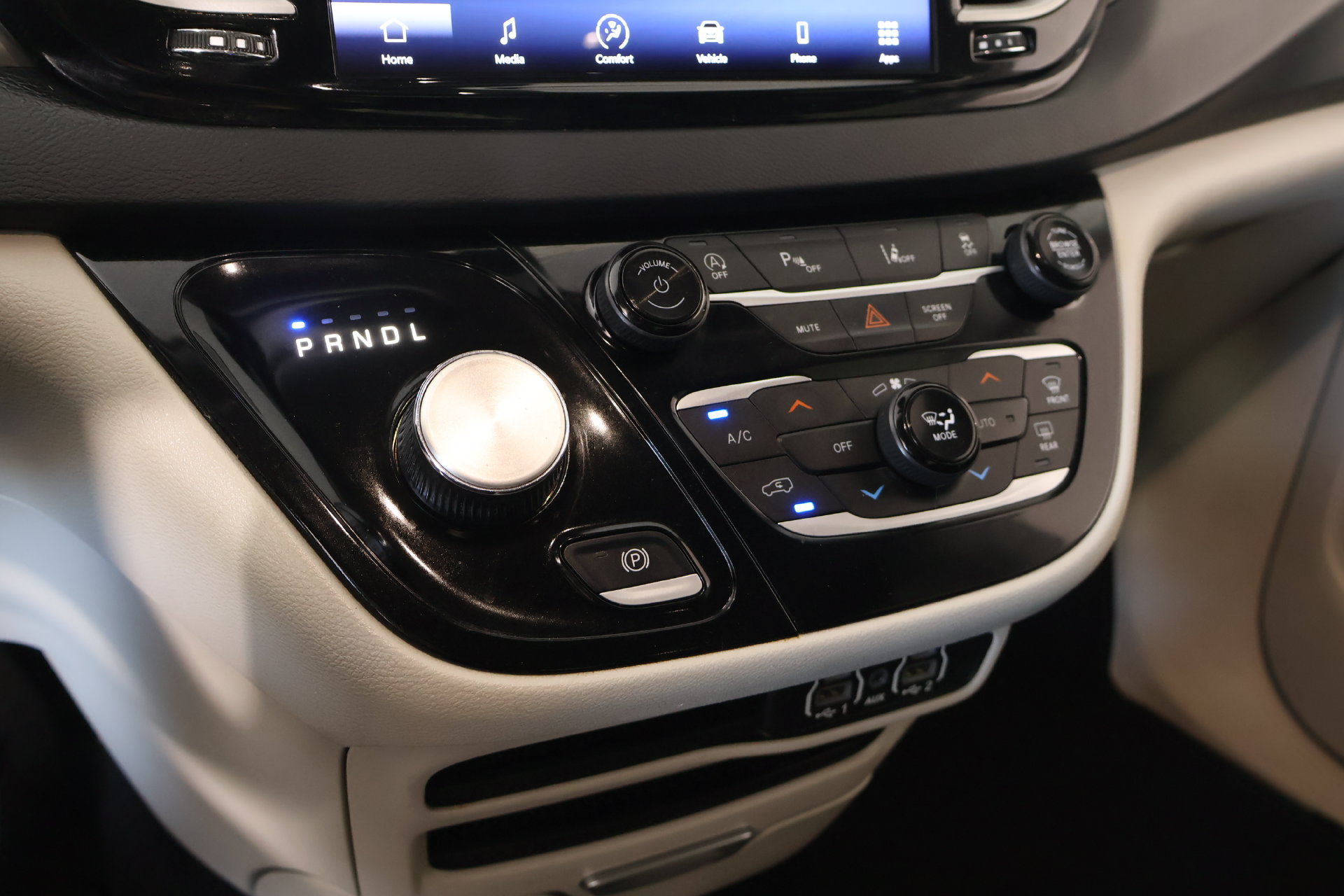 Used 2023 Chrysler Pacifica Touring-L FWD image 8