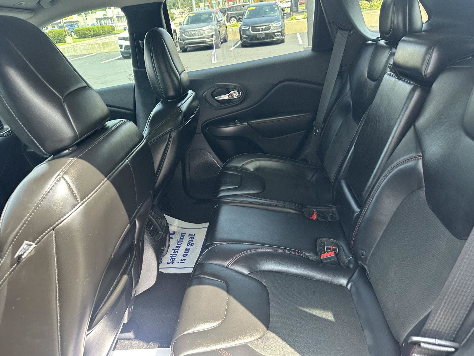 Used 2019 Jeep Cherokee Trailhawk w/ Comfort/Convenience Group AWD/4WD image 31