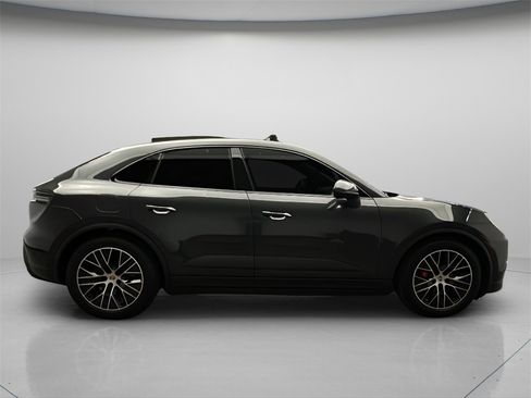 Used 2025 Porsche Macan 4S Electric image 8
