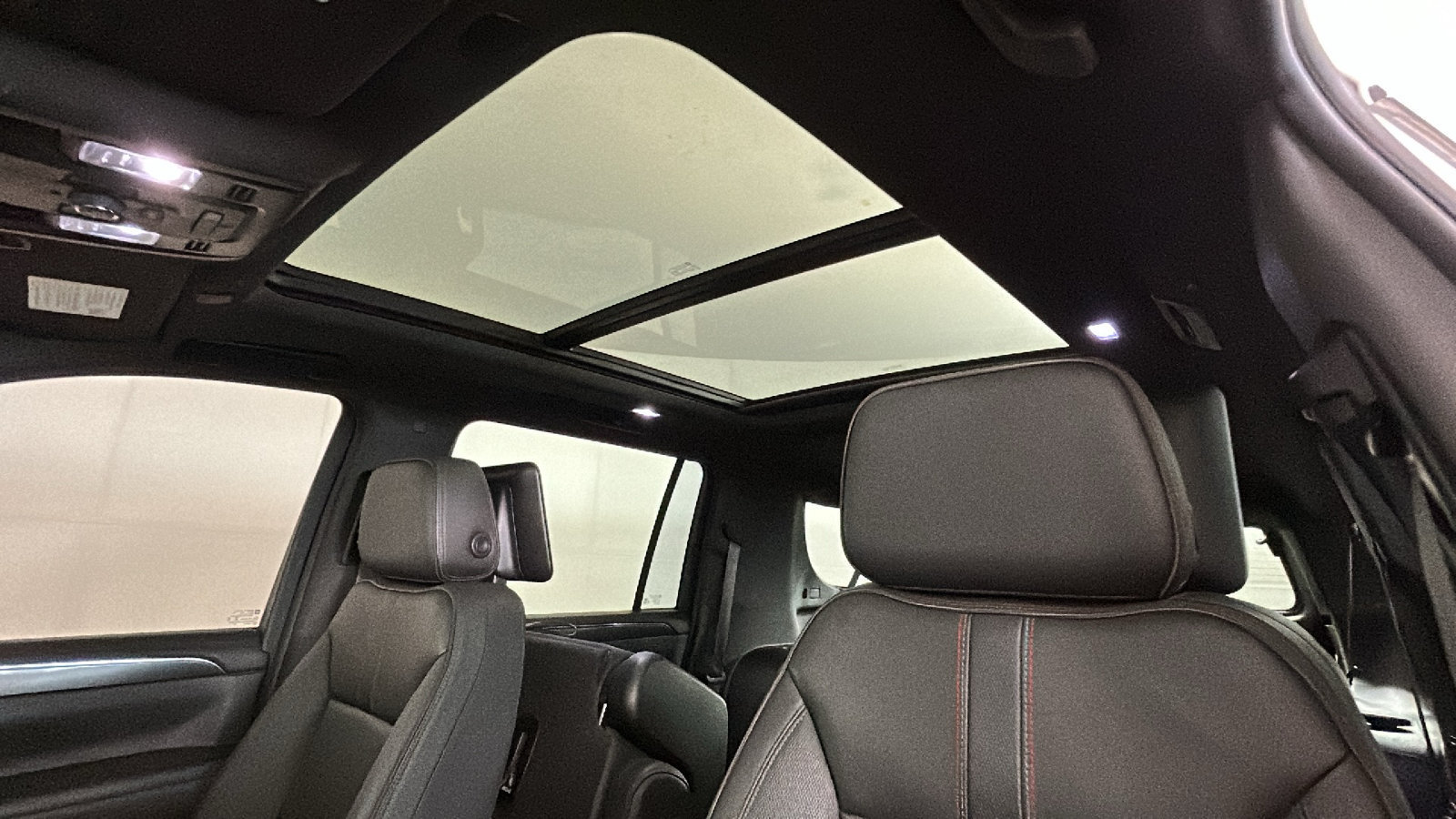 Used 2022 Chevrolet Suburban RST w/ Luxury Package AWD/4WD image 16