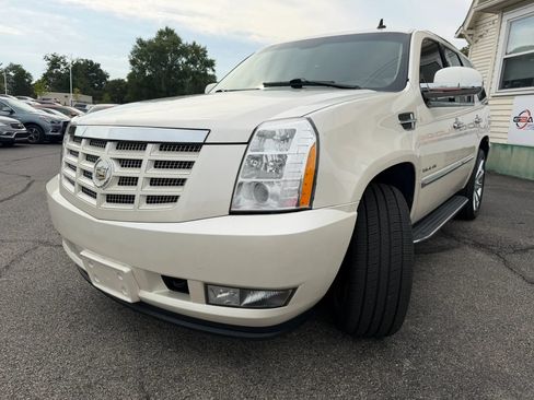 Used 2013 Cadillac Escalade Luxury AWD/4WD image 9