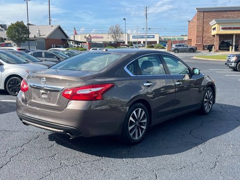 Used 2017 Nissan Altima 2.5 SL w/ Moonroof Package FWD image 6